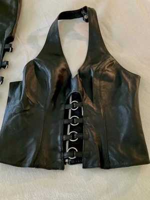 Wilson MAXIMA CUERO NEGRO MOTOCICLISTA HALTER TOP con ANILLOS PLATEADOS, Talla M Foto 1 de 4