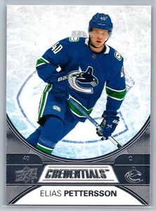 Credenciales de cubierta superior 2021-22 #10 Elias Pettersson Vancouver Canucks - Imagen 1 de 2