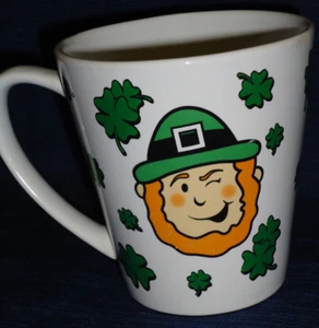 Winking Irish Leprechaun w/Shamrock's Mug 4" ceramic St. Patrick's Day - Imagen 1 de 3