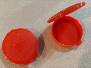 2 contenedores de bolsillo redondos Tupperware Mini Clamshell Pill Keepers rojos nuevos - Imagen 1 de 2
