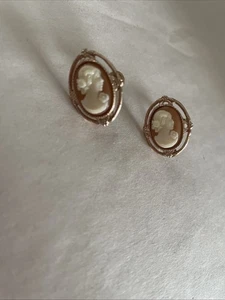 Pendientes camafeo vintage atornillados tono oro - Imagen 1 de 8