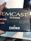 Daiwa Emcast 5500 große Grube Angelrute Rolle Neu im Karton