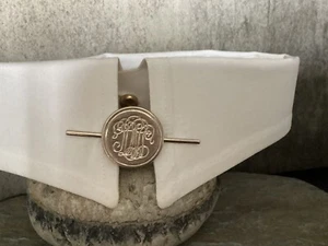 Clip de cuello monograma placa frontal circular vintage - Imagen 1 de 7