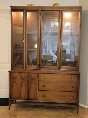 Broyhill Brasilia Buffet and Hutch MCM Latón Nogal Iluminado Foto 1 de 4