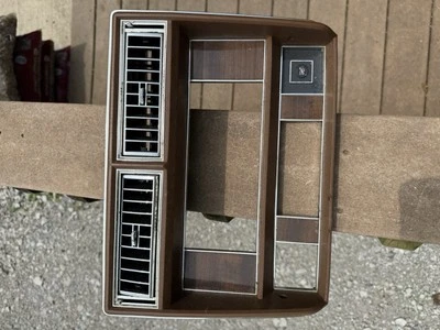 Moldura de rádio Cadillac Brougham 1980-1989 (cor bronzeada) compatível com 1980-85 Coupe Deville - Imagem 1 de 4