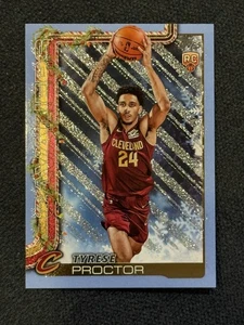 2025-26 Topps Holiday #H200 Tyrese Proctor BLUE & WHITE GLITTER RC - Cavaliers - Bild 1 von 2