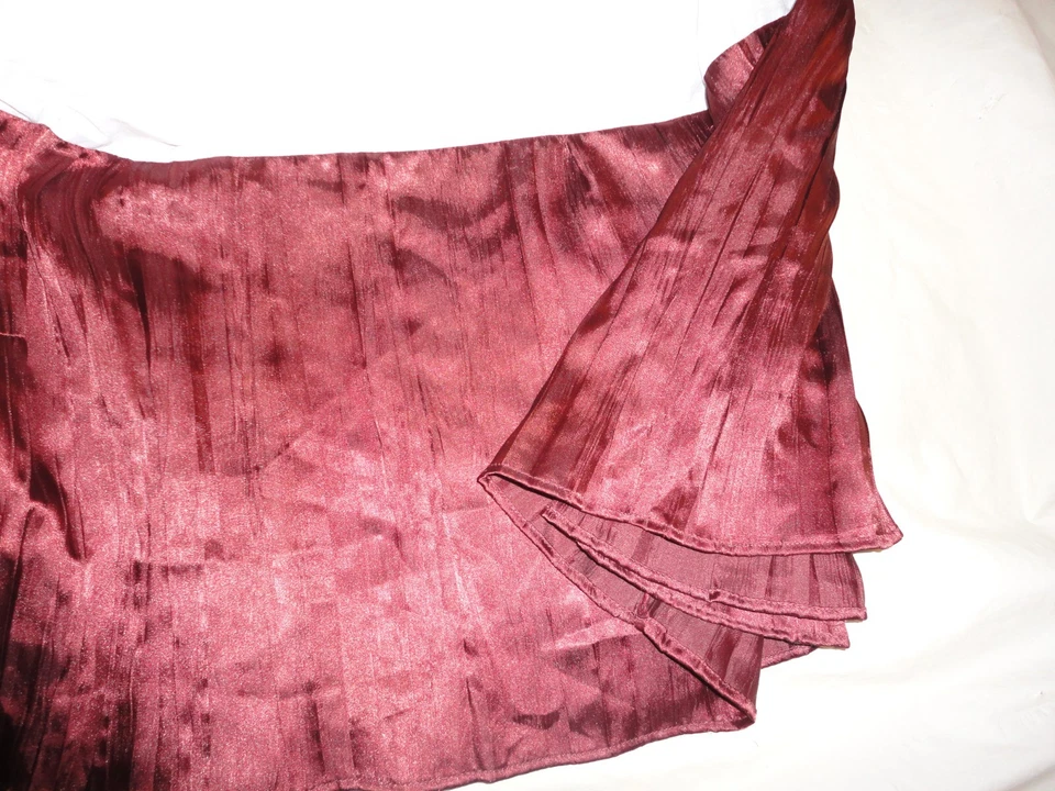 FALDA DE CAMA CROSCILL PLISADA ARRUGADA PREMIER MERLOT ROJA KING ESQUINA DIVIDIDA 14" CAÍDA Foto 1 de 4