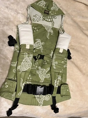 Madam Googoo 真丝绿色海龟包裹式全扣包裹式转换 TODDLER 托架 — 第 1/4 张图片