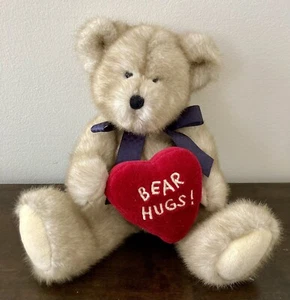 OSO DE PELUCHE BOYDS BEARS HUGABEE "ABRAZOS DE OSO" CORAZÓN 10" RELLENO DE FRIJOLES ARTICULADOS - Imagen 1 de 3