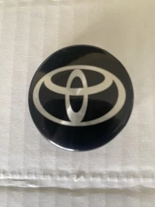 01-07-TOYOTA COROLLA/CELICA/Matrix STEERING WHEEL LOGO EMBLEM GENUINE - Picture 1 of 7