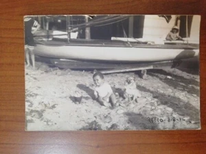 FOTOCARTOLINA, RECCO, 1914, BAMBINO E CANE SULLA SPIAGGIA, FORMATO PICCOLO - Foto 1 di 2