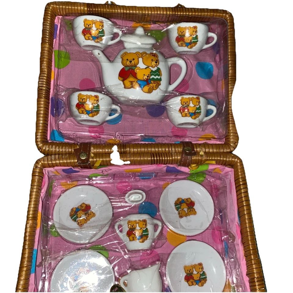 Juego de té vintage de cerámica en miniatura para niños en cesta de picnic de mimbre osos de peluche con etiquetas ligeras Foto 1 de 4