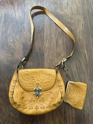 Bolso Bandolera Patricia Nash Cuero Micaela Baguette Rosa Solapa Cartera Vara de Oro Foto 1 de 4