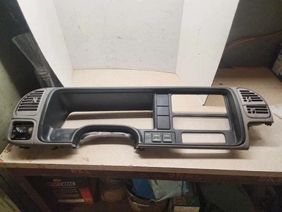 97 98 CHEVY SUBURBAN 1500 Instrument Cluster Bezel W/Vents & Switches 15694859 Foto 1 de 4