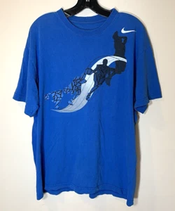 Camiseta de baloncesto Nike para hombre grande azul calce suelto Swoosh gráfica camiseta - Imagen 1 de 6