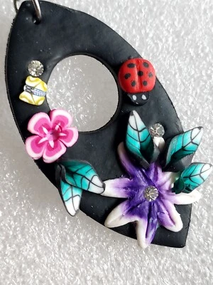 Collar Colgante Hecho a Mano Corte Lazer Goma Lágrima Flores Pintura Estrás Foto 1 de 4