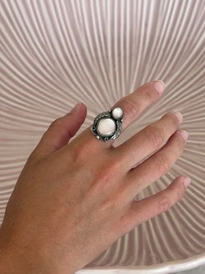 Vintage Sterling Ring Mother of Pearl Size 5 Native American Navajo 4.93 grams - Image 1 of 4