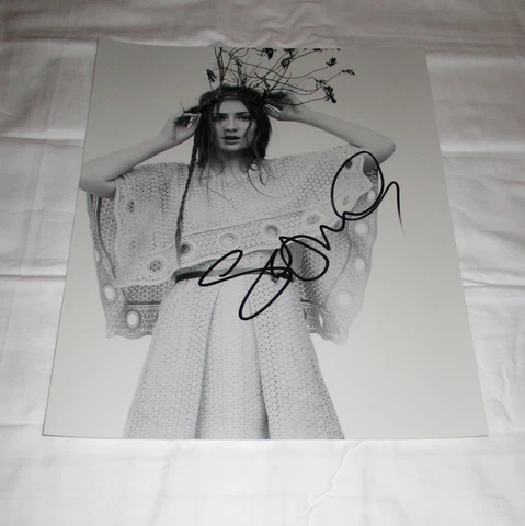 SOPHIE TURNER SIGNED 11X14 PHOTO 2 Cover