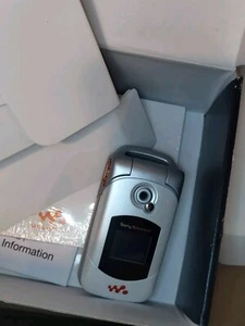 Téléphone Portable Sony Ericsson Walkman W300i Neuf Jamais Utilisé - Zdjęcie 1 z 21