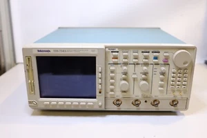 Tektronix TDS754A Digital Oscilloscope. Serviced! - Foto 1 di 4