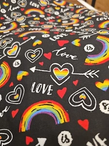 Tela de lona de algodón mensaje arco iris de 1 yarda arco iris, corazones, flechas, L O V E mensaje - Imagen 1 de 9