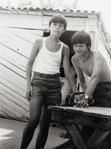 Vintage Junge Foto, Teenager Kinder arbeiten auf Bauernhof aufwachsen Jugend +8549 - Bild 1 von 2