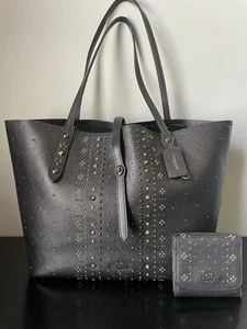 Coach Bandana Nieten Markttasche Tasche schwarz Leder Blumen Nieten mit passender Geldbörse - Bild 1 von 24