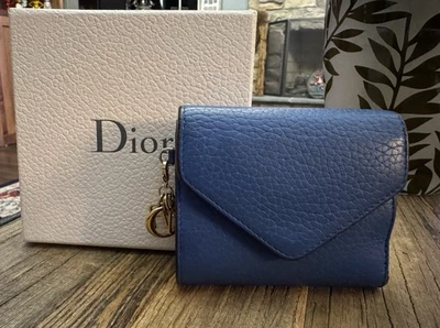 Cartera compacta Christian Dior de cuero azul y naranja con dijes dorados con caja Italia Foto 1 de 4