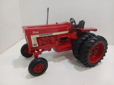 Ertl 定制国际收割机 1466 拖拉机带双 1/16 比例压铸  — 第 1/4 张图片