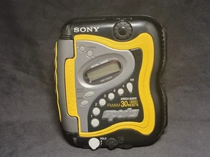 Sony WM-FS220 Walkman Sportivo, Un Lettore di Cassette AM/FM Portatile TESTATO - Foto 1 di 7