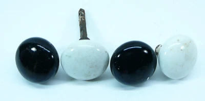 Perillas de puerta redondas de porcelana blanca y negra vintage de dos pares [Q]bin Foto 1 de 4