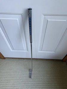 SCOTTY CAMERON CHAMPIONS CHOICE BUTTONBACKNEWPORT 2+  34 INCH RT/H PUTTER - Picture 1 of 11