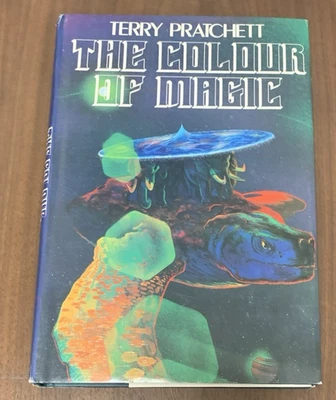 Discworld #1 The Colour of Magic Terry Pratchett 1983 BCE 015 HC/DJ NF Foto 1 de 4