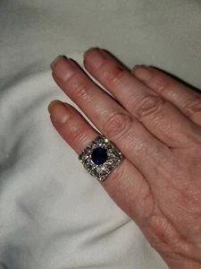 Taglia 7. Nuovo con etichetta. Anello quadrato Diamonique e zaffiri. - Foto 1 di 2