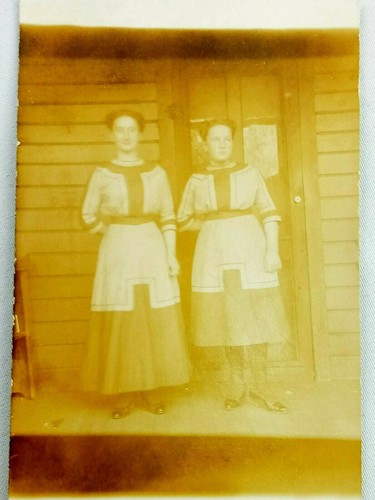 VETEMENTS Cartolina d'epoca due donne in abiti su portico RPPC