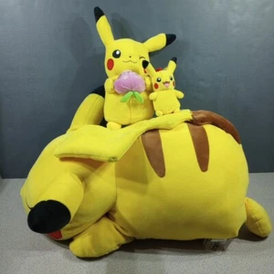 Lotto di 3 peluche Pokémon Pikachu - Pikachu addormentato, con bacche di Pecha e clip borsa - Foto 1 di 23