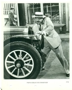 FOTO - BLANCO Y NEGRO - 8 x 10 - ESTADO DELICADO DE PAPÁ - JACKIE GLEASON + PORTAFOLIO - Imagen 1 de 1