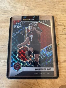 2021 Mosaic Younghoe Koo #18 Genesis Prizm Atlanta Falcons Custodia Hit SP - Foto 1 di 2
