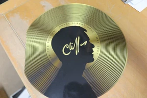 CLIFF RICHARD CONCERT PROGRAMME - OFF THE RECORD - ROYAL ALBERT HALL  - 2001 - Picture 1 of 3