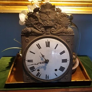 Schöne antike Metalluhr mit Porzellanzifferblatt - Bild 1 von 5