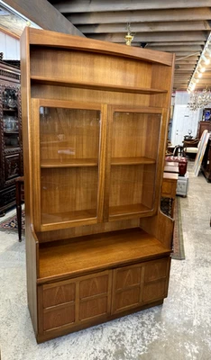 Vitrina/librería/aparador moderno de teca de mediados de siglo Foto 1 de 4