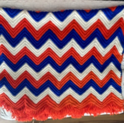 Vintage Zig Zag Chevron Rojo Blanco Azul Crochet Afgano con Flecos 60x30 pulgadas Foto 1 de 3