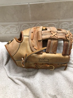 Guante de béisbol Wilson Detroit Tigers Mark “The Bird” Fidrych 11,5” lanzamiento derecho Foto 1 de 4