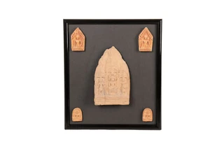 Burma 12.-18. Jh. kleine Sammlung Burmesischer Votivtafeln (1 + 4) im Rahmen - Bild 1 von 8