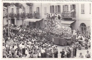 Carnevale di Borgosesia - Carro allegorico Alpini di Varallo Sesia Circa 1955 - Foto 1 di 2