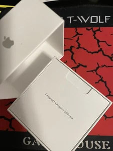 Apple AirPods Pro 2nd Generation with MagSafe Wireless Charging Case - White - Photo 1 sur 4