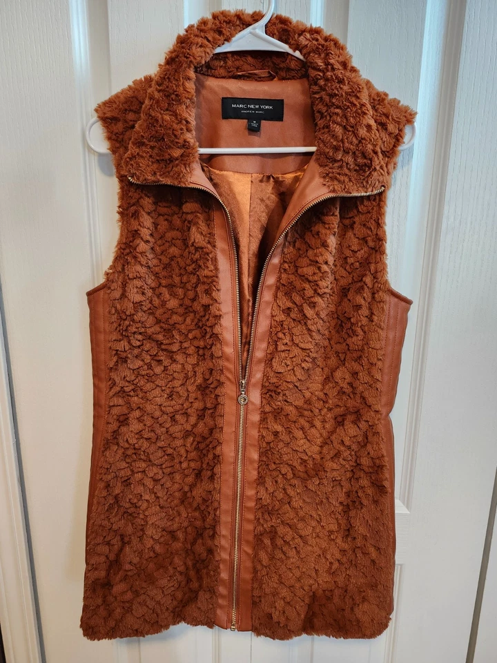 MARC NEW YORK/ANDREW MARC, CHALECO, PIEL SINTÉTICA MARRÓN ÓXIDO MUJER TALLA. M Foto 1 de 4