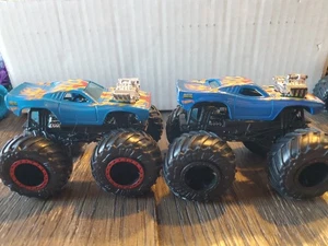 2 Monster Trucks Roger Doger Monster Truck 1/64 pressofuso cerchio nero cerchio rosso - Foto 1 di 5