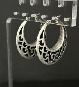 Silver Hoop Women Cut Out Filigree Pattern Earrings J155 - Picture 1 of 2