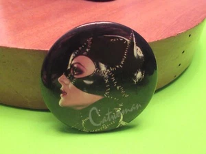 VINTAGE 1992 BATMAN RETURNS 1 3/4" BUTTON PINBACK PIN BADGE - Picture 1 of 2